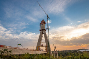Até o final de agosto, o mastro do lado brasileiro da nova ponte Brasil-Paraguai deve alcançar 93 metros de altura, enquanto o lado paraguaio chegará a 76,5 metros. Crédito: Itaipu Binacional