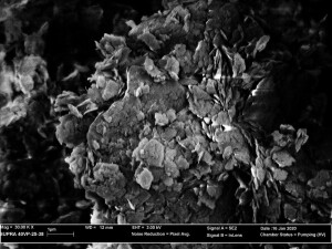 Imagem de microscópio eletrônico revela a “argila residual” atuando como estimulante dos elementos ligantes do concreto UHPC Crédito: National University of Singapore
