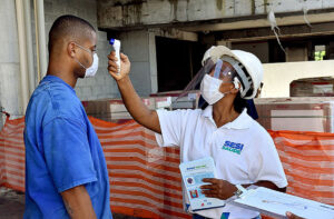 Construtoras seguem orientando trabalhadores dentro do canteiro: cumprimento dos protocolos sanitários permitiu ritmo de execução das obras Crédito: Valter Pontes/Coperphoto/Sistema FIEB