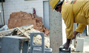Construção volta a atravessar a fronteira dos 2,5 milhões de trabalhadores atuando formalmente no setor Crédito: Marcelo Camargo/Agência Brasil