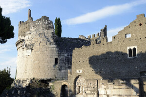 Castelo na Itália está preservado há mais de 2 mil anos, graças a agregados de origem vulcânica, estimam os pesquisadores do MIT Crédito: MIT