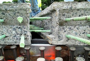 Tabuleiro com elementos pré-fabricados de concreto de ultra-alto desempenho: material atende vários requisitos para construção de pontes Crédito: FIU