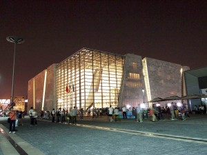 Fachada de centro de convenções em Shangai-China, com aplicação de placas de concreto translúcido leve Crédito: Luccon