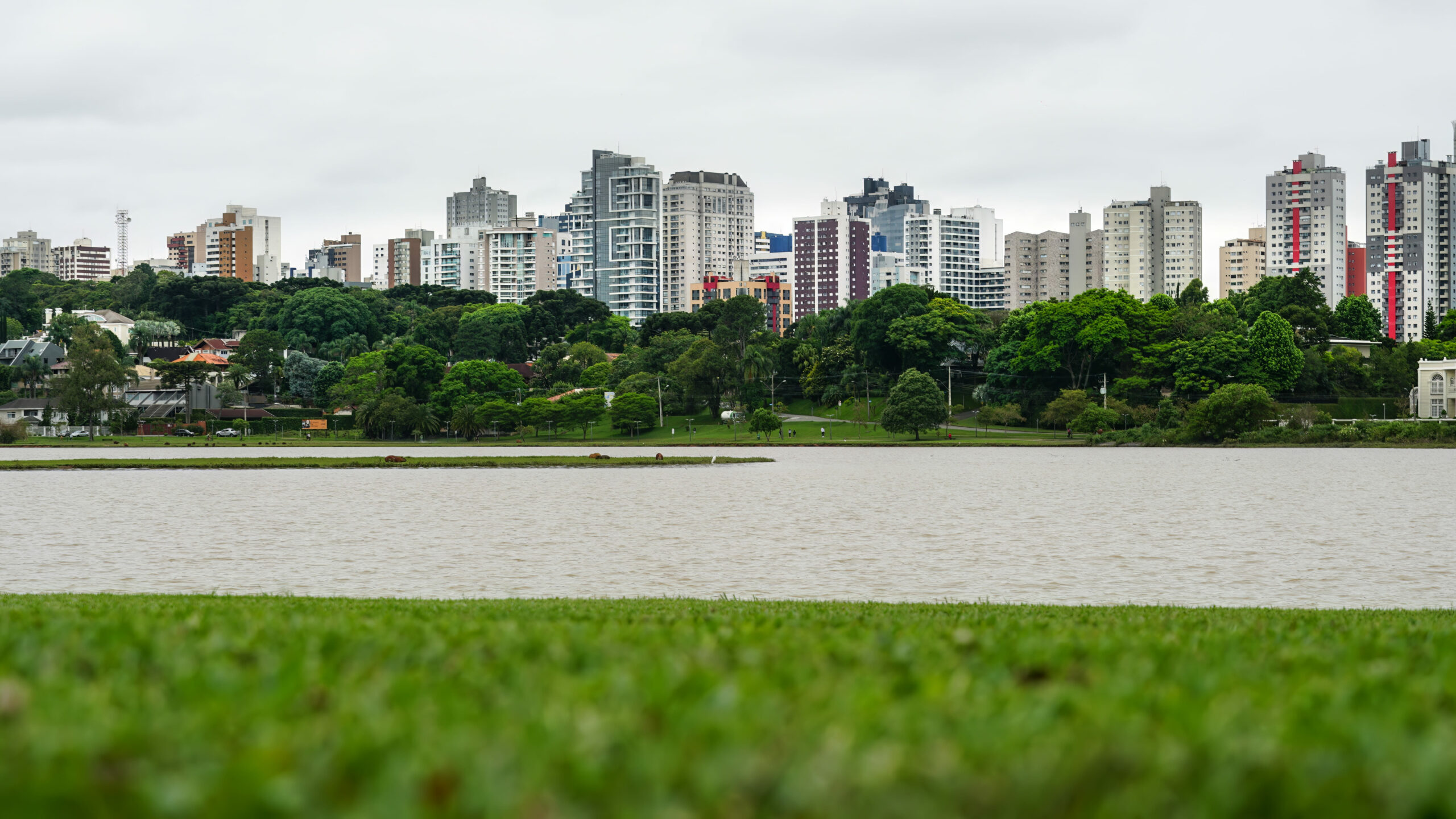 Mercado imobiliário de Curitiba fecha primeiro trimestre em alta de preços e perspectiva de cautela para segundo semestre